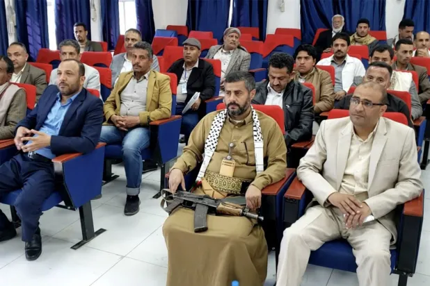 
القيادي الحوثي محمد البخيتي خلال فعالية بجامعة ذمار مع سلاحه الشخصي (إعلام حوثي)

