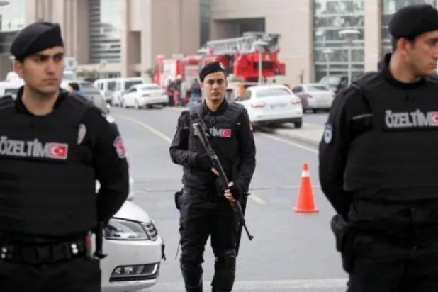 عناصر من قوات الأمن التركي الخاصة خلال عملية في إسطنبول (إعلام تركي)