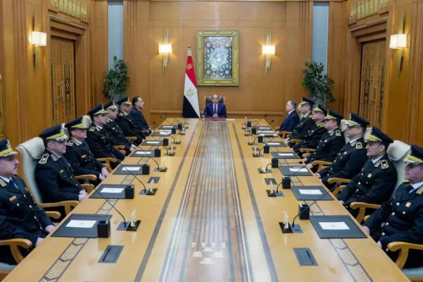 الرئيس المصري عبد الفتاح السيسي مجتمعاً بعدد من القيادات الأمنية قبل احتفالات عيد الشرطة الـ74 (الرئاسة)