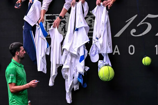 نوفاك ديوكوفيتش يوقِّع لمعجبيه (أ.ف.ب)