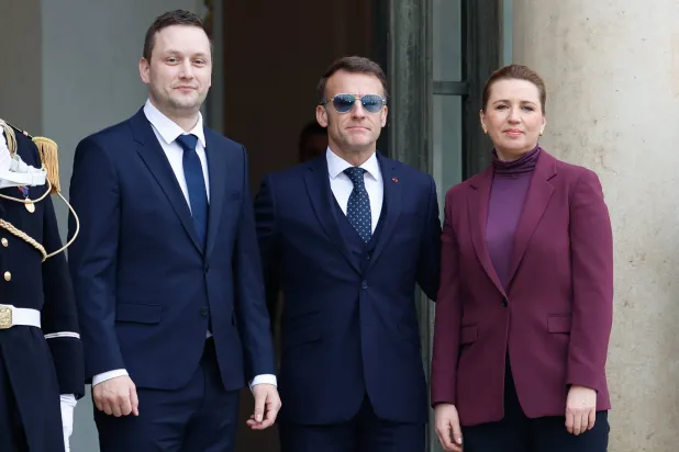 ماكرون متوسطا فريدريكسن ونيلسن في قصر الإليزيه بباريس اليوم (إ.ب.أ)