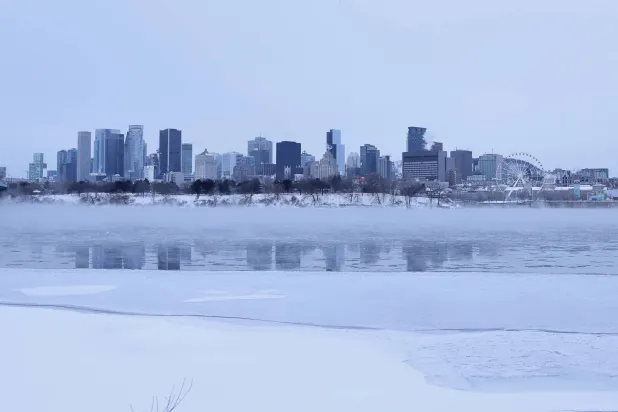 الثلوج تغطي شوارع مونتريال (د.ب.أ)