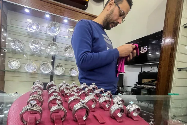 مع ارتفاعات الذهب القياسية... مصريون يستكشفون الفضة كوعاء ادخاري