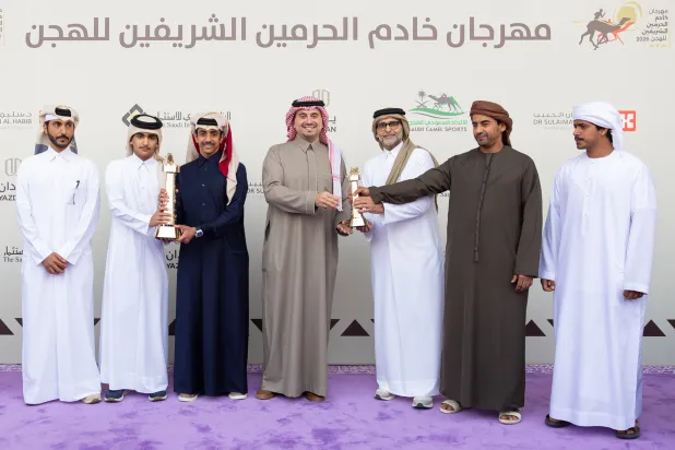 الأمير فهد بن جلوي خلال تتويج الفائزين (الشرق الأوسط)