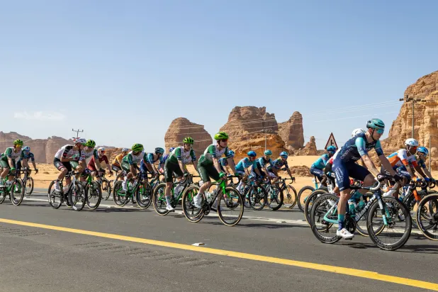 نخبة من الدراجين العالميين يشاركون في سباق طواف العلا (الشرق الأوسط)