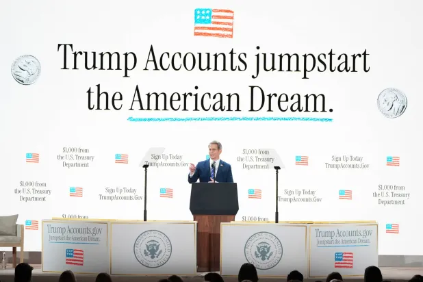 بيسنت يلقي كلمة خلال فعالية بعنوان «حسابات ترمب» في قاعة «كارنيغي ميلون» (أ.ب)