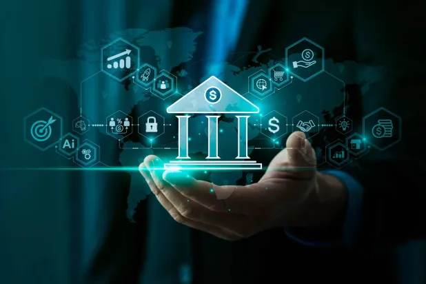 ينتقل الذكاء الاصطناعي في القطاع المصرفي من مرحلة التجارب إلى التشغيل واسع النطاق ليصبح جزءاً من البنية الأساسية لاتخاذ القرارات الحساسة (شاترستوك)