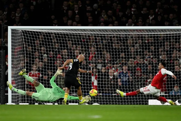 مبويمو لاعب يونايتد يتجاوز رايا حارس آرسنال ببراعة ويهز شباكه (رويترز)