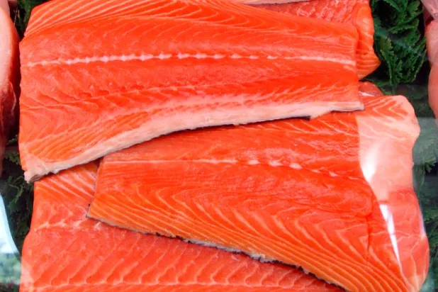سمك السلمون يوفر حماية إضافية للقلب (رويترز)