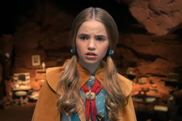 Stranger Things hayranları, Holly Wheeler'ın bir sahnede Under Armour marka tişört giydiğini fark etti (Netflix)