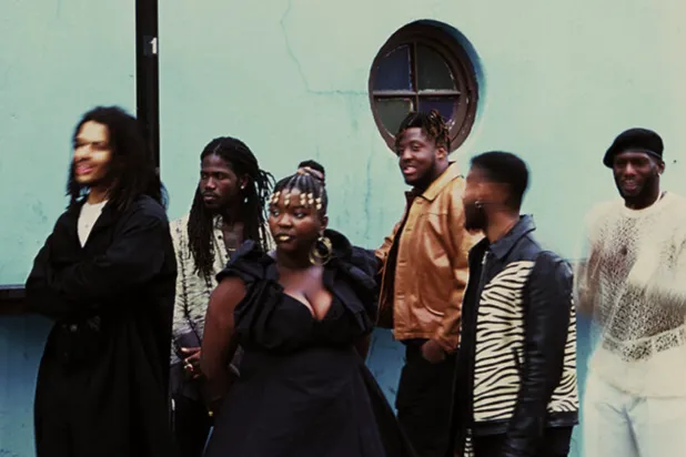 2014'ten bu yana Birleşik Krallık sahnesinde caz ve afrobeat üretimleriyle öne çıkan Kokoroko, bu yıl Bozcaada Caz Festivali kapsamında Türkiye'deki hayranlarıyla buluştu (Brownswood Recordings)