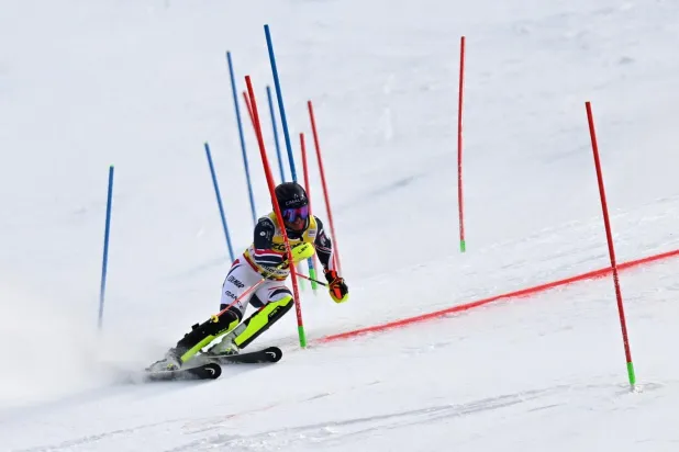 Slalom kayakları sert dönüşler için daha kısa olacak şekilde tasarlanırken, iniş ve Süper-G kayakları yüksek hızda dengeyi artırabilmek için daha uzun yapılıyor (Reuters)