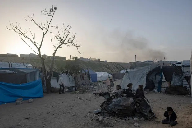 أطفال فلسطينيون نازحون في مخيم بخان يونس جنوب قطاع غزة (إ.ب.أ)