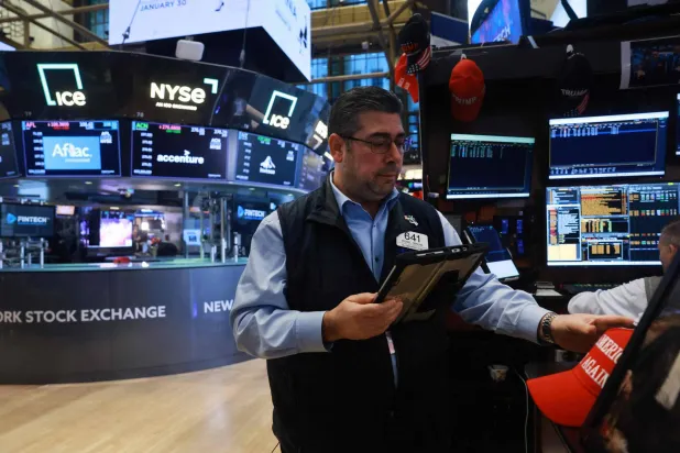 متداول يعمل في بورصة نيويورك (أ.ف.ب)