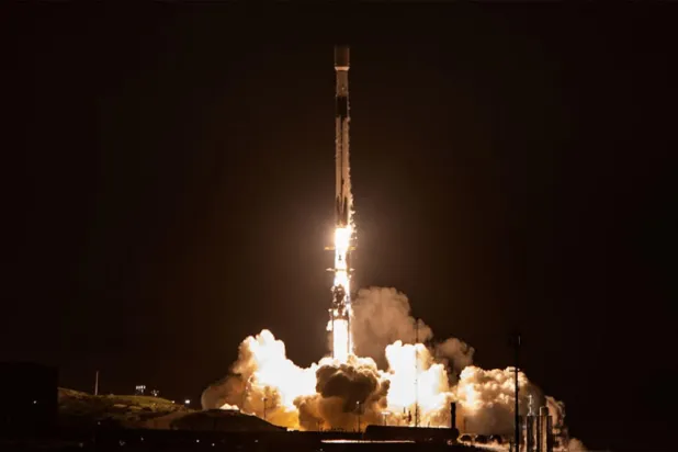 SpaceX'in 28 adet Starlink internet uydusu taşıyan Falcon 9 roketi, Vandenberg Uzay Kuvvetleri Üssü'nden fırlatılıyor (SpaceX)