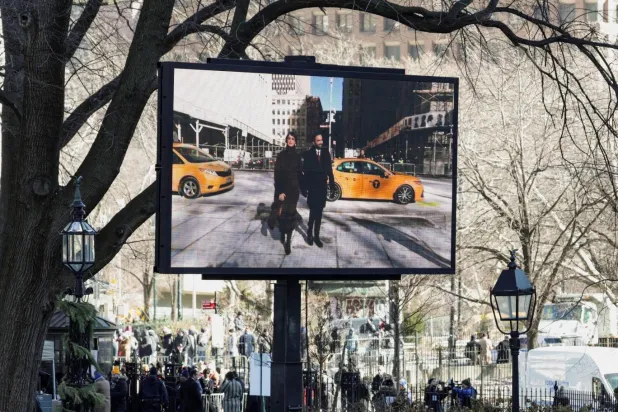 Zohran Mamdani ve eşi Rama Duwaji göreve başlama törenine, Mamdani'nin New York işçilerine bağlılığının sembolü olan sarı taksiyle gitti (Reuters)