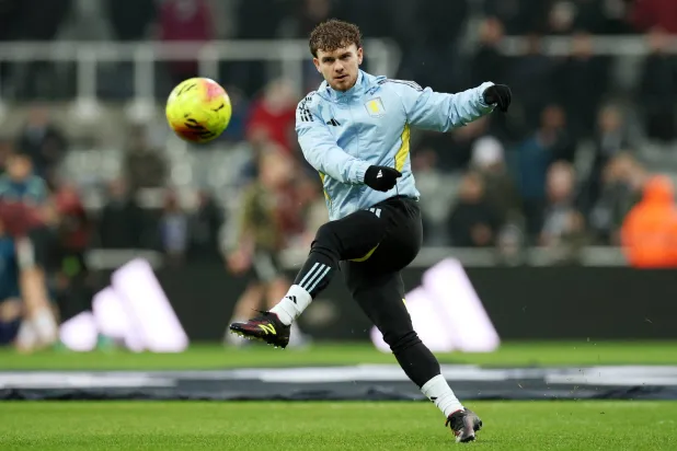 هارفي إليوت رحل عن ليفربول معارا لأستون فيلا بحثا عن مكان أساسي لكنه بات اسير مقاعد البدلاء (رويترز)