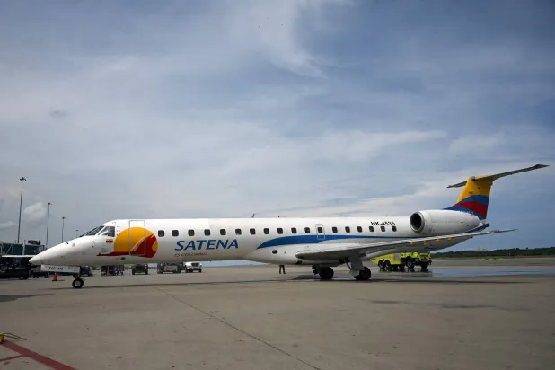 طائرة تابعة لشركة «ساتينا» بمطار سيمون بوليفار في فنزويلا (أ.ف.ب)