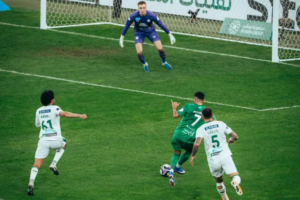 محرز خلال مساهمته في الهدف الاهلاوي الأول (النادي الأهلي)