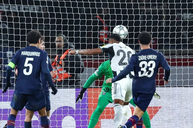 جو ويلوك يسجل هدف التعادل لنيوكاسل في شباك سان جيرمان (أ.ف.ب)