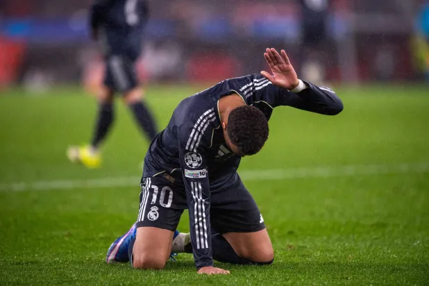 مبابي متحسرا عقب إحدى الفرص (د.ب.أ)