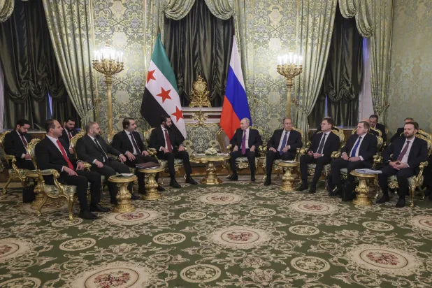 جانب من اللقاء الذي جمع الرئيسين الروسي فلاديمير بوتين والسوري أحمد الشرع في موسكو أمس (إ.ب.أ)