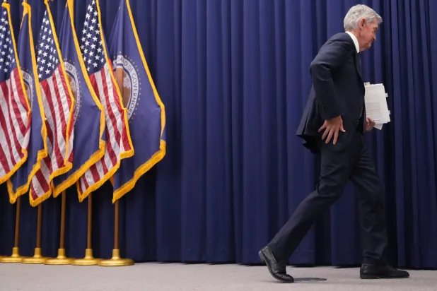 باول يغادر القاعة بعد انتهاء مؤتمره الصحافي عقب قرار لجنة السوق النقدية تثبيت الفائدة (أ.ب)