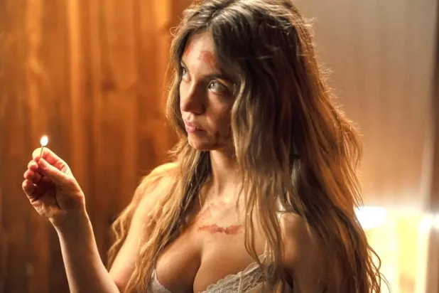 Freida McFadden'in çok satan romanından uyarlanan Hizmetçi'de Sydney Sweeney, kusursuz görünen zengin bir ailenin yanında çalışmaya başlayan ve o mükemmel görüntünün ardındaki karanlık sırları keşfeden genç bir hizmetçiyi canlandırıyor (Starz Entertainment)