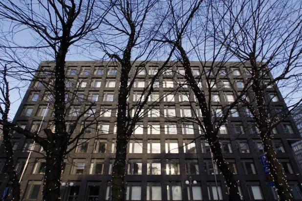 مقر البنك المركزي السويدي في استوكهولم (رويترز)