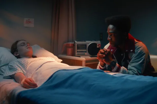 Amerikalı aktris Sadie Sink (solda), Stranger Things'in ikinci sezonunda Max Mayfield rolüyle kadroya katıldıktan sonra ün kazandı (Netflix)