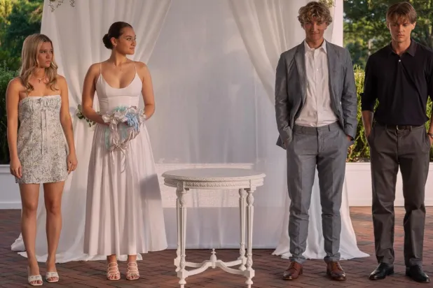 Belly Conklin'in hikayesine odaklanan Güzelleştiğim O Yaz'da 23 yaşındaki Amerikalı aktris ve şarkıcı Lola Tung (soldan ikinci) başrolde (Amazon Prime Video)