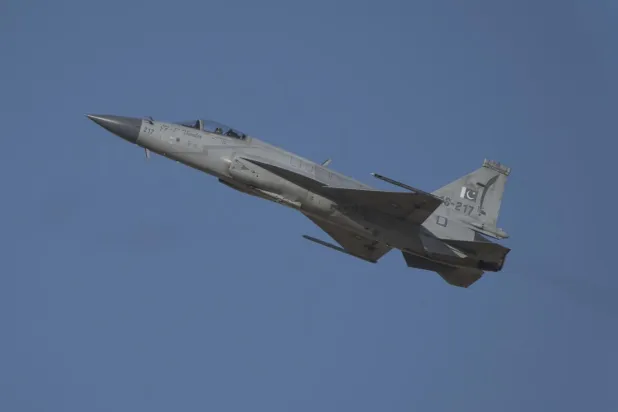 JF-17'ler Pakistan'la Hindistan arasında geçen yıl mayısta patlak veren savaşta da kullanılmıştı (AP)