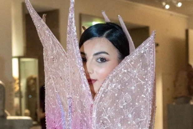 منال عجاج تتألَّق في أسبوع الموضة بباريس 2026 بإبداعات ذات طابع معاصر