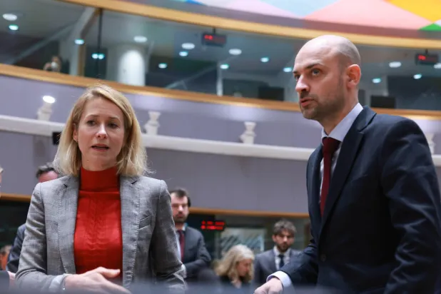 مسؤولة السياسة الخارجية في الاتحاد الأوروبي كايا كالاس تتحدث إلى وزير الخارجية الفرنسي جان نويل بارو على هامش الاجتماع الوزاري في بروكسل اليوم  (إ.ب.أ)