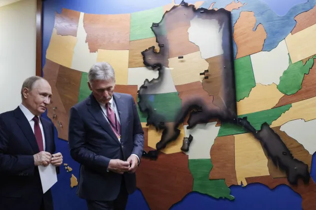 بوتين والمتحدّث باسم الكرملين دميتري بيسكوف عقب مؤتمر صحافي 15 أغسطس 2025 (أ.ف.ب)