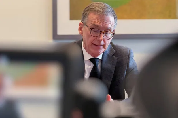 محافظ بنك كندا تيف ماكليم يتحدث مع الصحافيين خلال مقابلة في أوتاوا 28 يناير 2026 (رويترز)