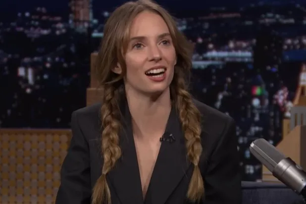 Maya Hawke, kendisinin "belirsiz ipuçlarını" kullanarak finaldeki ölümler üzerine bahis oynayan bir Stranger Things hayranının çok para kaybettiğini söyledi (The Tonight Show Starring Jimmy Fallon / YouTube)