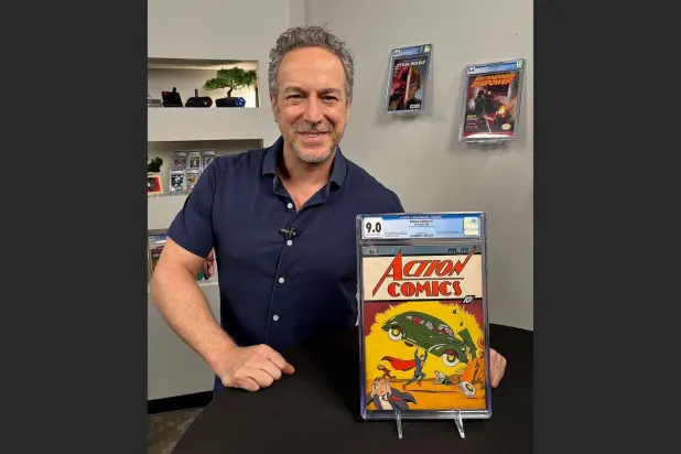 Aracılık yapan Vincent Zurzolo, iyi durumdaki eserle birlikte poz verdi (Andrew Wilson/Metropolis Collectibles Inc./AP)