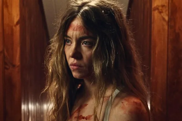 Freida McFadden'in çok satan romanından uyarlanan Hizmetçi'de Sydney Sweeney, kusursuz görünen zengin bir ailenin yanında çalışmaya başlayan ve o mükemmel görüntünün ardındaki karanlık sırları keşfeden genç bir hizmetçiyi canlandırıyor (Starz Entertainment)