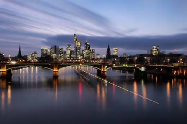 أفق مدينة فرنكفورت بما في ذلك الحي المالي بألمانيا (رويترز)