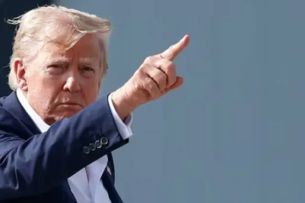 دونالد ترمب يُلوّح قبل صعوده على متن الطائرة الرئاسية «إير فورس وان» أثناء عودته إلى واشنطن 29 يوليو 2025 (رويترز)