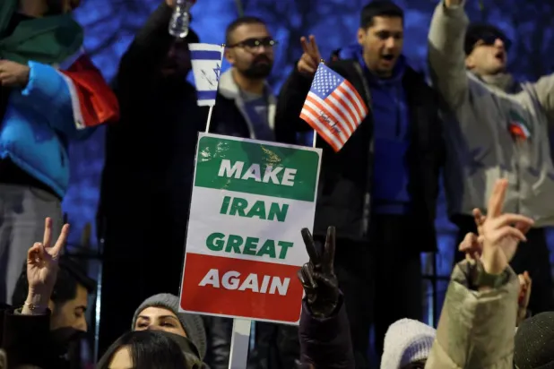 Londra'daki İran Büyükelçiliği önünde dün toplanan göstericiler arasında ABD'nin İran'a askeri müdahalesini savunanlar da vardı (Reuters)