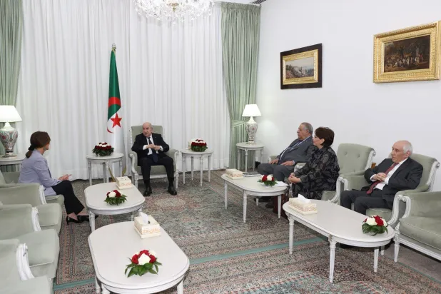 الرئيس الجزائري مع مساعديه ووزيرة الثقافة خلال محادثاته مع رئيسة جمعية «فرنسا - الجزائر» (الرئاسة الجزائرية)