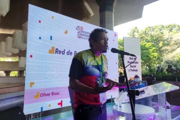 İşçi Ağı Koordinatörü olarak, Venezuela'ya karşı yürütülen ekonomik savaşla ilgili çalışmalarda da bulunan Rivas, "Bu ne salt hukuki ne de yalnızca ekonomik bir meseledir. Bu, ABD Güney Komutanlığı'nın stratejisinin bir parçasıdır" diyor (El Salto)