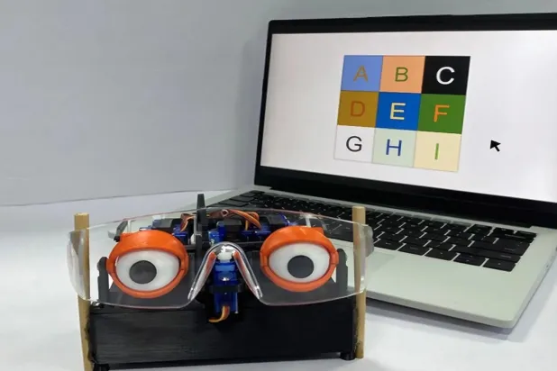 Özel bir kontakt lens, gözlüklere takılan sensörler ve bir mikrobilgisayar kullanan sistem, bataryaya ihtiyaç duymadan göz hareketlerini takip ediyor (Cell Reports Physical Science)