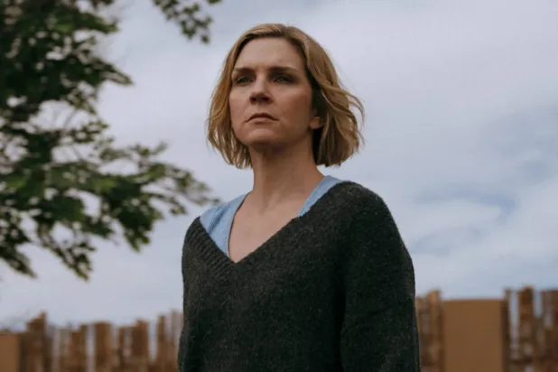Rhea Seehorn, Vince Gilligan'ın son derece özgün yapımı Pluribus'ta Carol Sturka'yı canlandırıyor (Apple TV+)