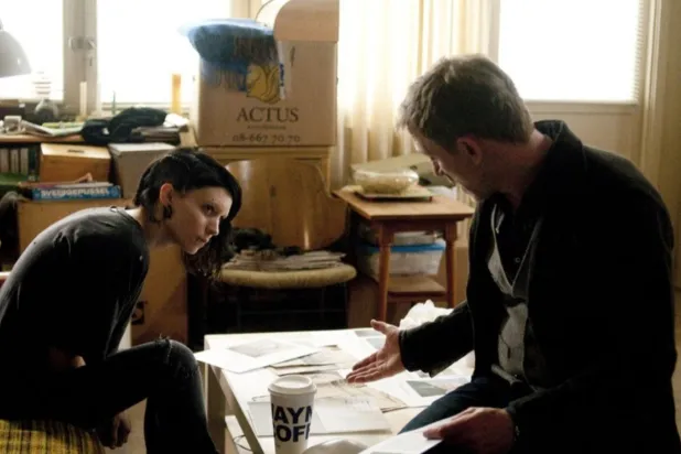 2011 yapımı Ejderha Dövmeli Kız, asılsız bir iddiayla suçlanan Mikael Blomkvist ve onun geçmişini taramakla görevlendirilen sıradışı hacker Lisbeth Salander'ın hikayesini anlatıyor (Sony Pictures Releasing)