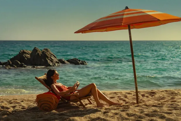 Tatilde Tanıştığımız İnsanlar, bazı izleyiciler tarafından şimdiden hem romantik komedi türünün hem de 2026'nın "kurtarıcısı" ilan edildi (Netflix)