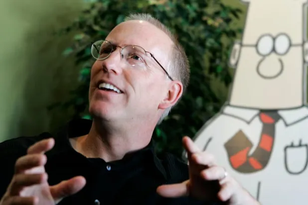 1990'larda ünü dünyaya yayılan Scott Adams, 2023'te YouTube kanalında sarf ettiği ırkçı ifadelerle tepki çekmişti (AP)