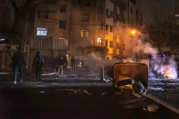 İran'daki protestolarda eylemcilerle güvenlik güçleri arasındaki çatışmalar devam ediyor (AFP)